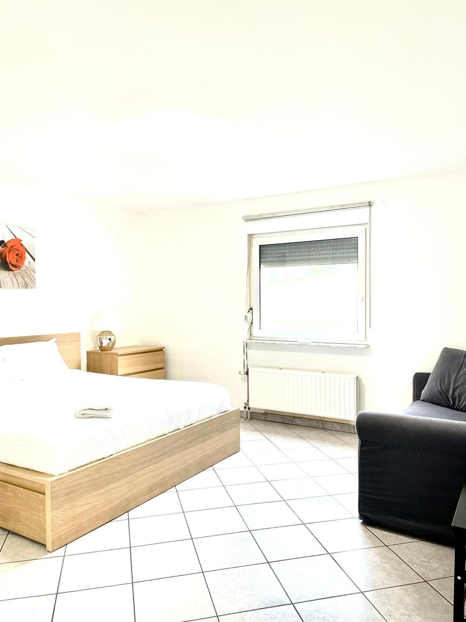 Large Room In Schuttrange Free Parking 10Mins To Airport Excellent Customer Services Exteriér fotografie